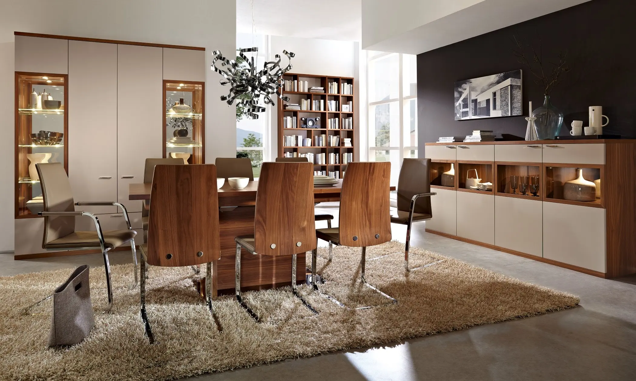 Nussbaumfurniert Esszimmer mit Lack Creme abgesetzt, Kommoden und Vitrienenschrank und in Holz ein Bücherregal